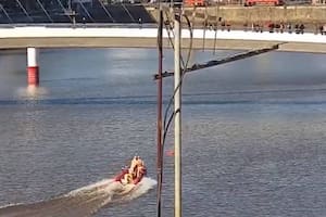 Prefectura Naval rescató a una joven que cayó desde el Puente de la Mujer en Puerto Madero