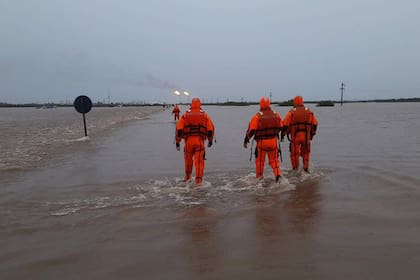 Prefectura Naval se sumó a las tareas de salvamento en Bahía Blanca