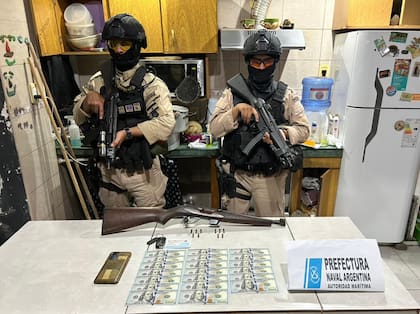 Prefectura secuestr armas y dlares durante los allanamientos ordenados tras el hallazgo de seis kilos de cocana en un micro proveniente de Orn