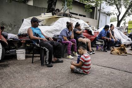 “Prefiero la carpa que el centro de evacuados, son invivibles", dice Mario Sebastián Arancibia, de 44 años, quien está viviendo junto a su familia en una carpa en plena vía pública