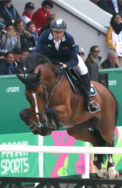 "Prefiero quedar último como argentino que ganar una medalla olímpica representando a otro país", afirma Larocca, que más allá de su cuarto de siglo fuera del país compite con la bandera argentina en el casco y en el mandil de su caballo.