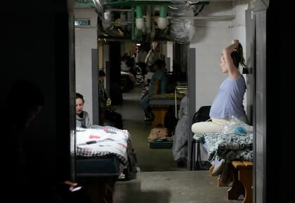Las mujeres embarazadas se sientan en el sótano de un hospital de maternidad convertido en sala médica y utilizado como refugio antiaéreo durante las alertas de ataques aéreos, en Kiev