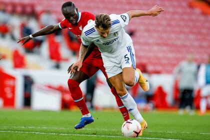 Kock, el zaguero central que llegó de la Bundesliga; concedió el primer penal y perdió la marca de Van Dijk en el segundo gol; en la acción, lo sigue Mané