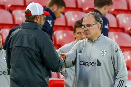 El saludo entre Bielsa y Klopp dos semanas atrs, antes de Liverpool-Leeds.