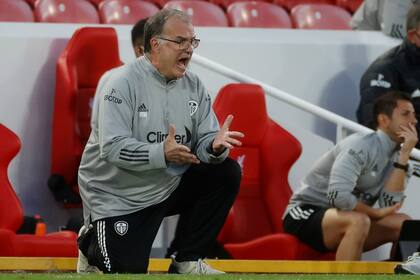 El partido no dio respiro, tampoco para Bielsa, que grita y gesticula para dar indicaciones