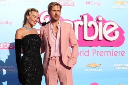 Con Ryan Gosling posando ante las cámaras durante la alfombra rosa de la premiere de  "Barbie".