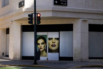 Una esquina desolada en la ciudad de Buenos Aires (foto de Mariano Manikis)