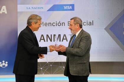 Carlos Escobar Herrán, director ejecutivo de Caeme, entregó el premio a Manuel Limeres, administrador nacional de la Anmat. 