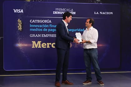 Agustín Bergés, gerente Comercial de LA NACION, entregó el premio a Alejandro Melhem, vicepresidente de Mercado Pago