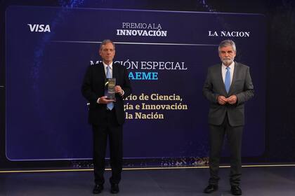 Carlos Escobar Herrán, director Ejecutivo de la entidad, entregó el reconocimiento a Daniel Filmus, ministro de Ciencia, Tecnología e Innovación