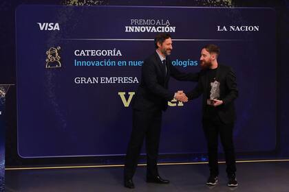  Francisco Seghezzo, CEO de LA NACION, fue responsable de la entrega del premio a Gonzalo Pozzo, arquitecto de soluciones de Vercel