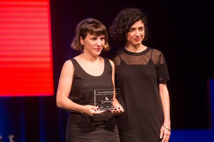 Premio José Martínez Suárez al Mejor director argentino para Laura Citarella y Mercedes Halfon por Las poetas visitan a Juana Bignozzi 