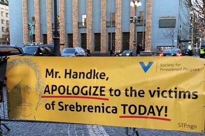 Una pancarta que se desplegó hoy en las calles mientras se entregaba el Nobel de Literatura al escritor austríaco Peter Handke