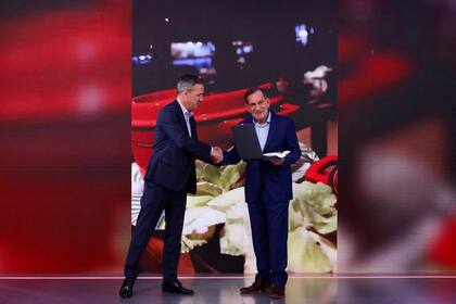 Horacio Duaygues, gerente de Banca Pymes de HSBC, entregó un reconocimiento a  Fernando Vainberg, presidente de Volf