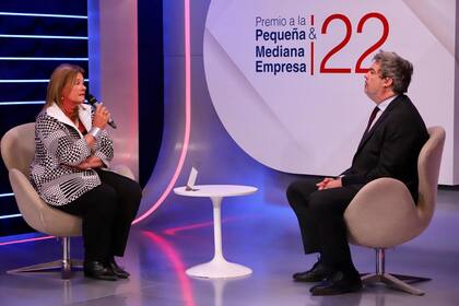 Patricia Freuler de Ortiz, CEO de Fincas Patagónicas, con Alfredo Sainz, periodista de LA NACION