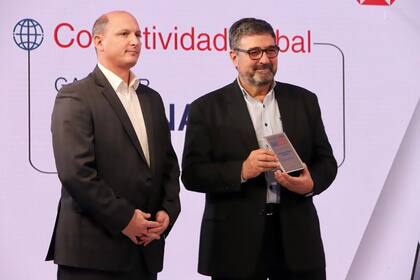 Maximiliano Rossi, gerente de Comercio Exterior de HSBC, y Rubén Horacio Paporello, director general de Bisignano, triunfadora de la categoría "Conectividad global"