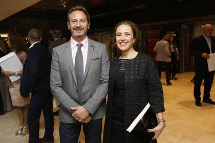 Daniela González, gerenta de Programación LN+, junto a Luis Fernández, encargado de producción de LN+