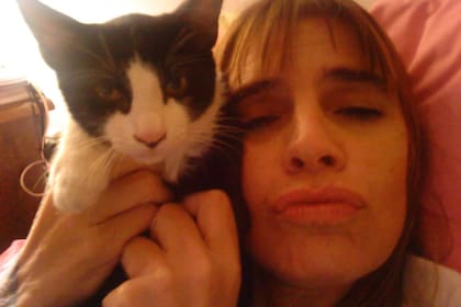 Fabiana Cantilo junto a su gatita Luna, a quien rinde homenaje en el tema nominado a mejor canción del año en los Premios Gardel
