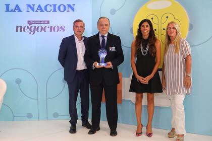 Gail Scriven, prosecretaria general de Redacción de LA NACION (derecha), entregó el premio en la categoría "Trayectoria", que recibió Darío Aparicio, gerente general de Sinteplast