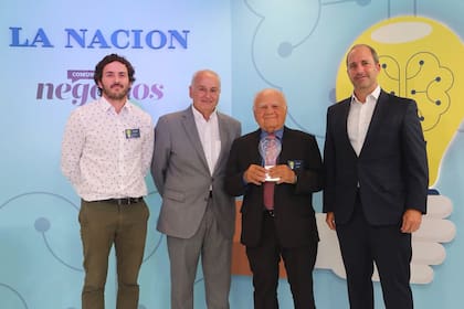 Gervasio Marques Peña, gerente Comercial de LA NACION (derecha), entregó el premio a Efraín Szuchet, de Diaser, vencedor en la categoría "Sustentabilidad"