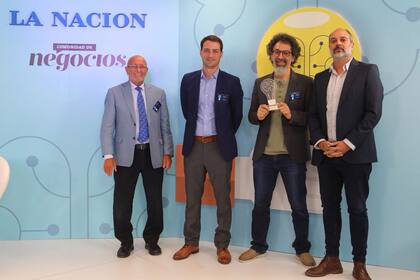 Ernesto Martelli, gerente de Contenidos Digitales de LA NACION (derecha) entregó el premio a Gerardo Richarte, cofundador de Satellogic, empresa que ganó en la categoría "Conectividad"