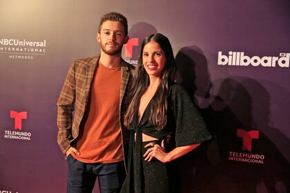 Pareja influencer. Ruggero Pasquarelli y Candelaria Molfese también desfilaron por la alfombra roja de este evento