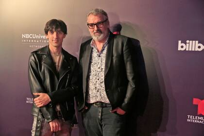 Con un estilo bien informal, el diseñador Benito Fernández se acercó al evento