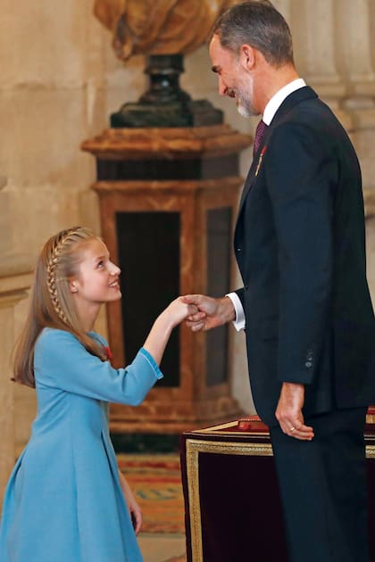 El 30 de enero de 2018, en una ceremonia celebrada en el Palacio Real, Leonor recibió el Toisón de Oro (una de las órdenes dinásticas de mayor prestigio en el mundo) de manos de su padre.