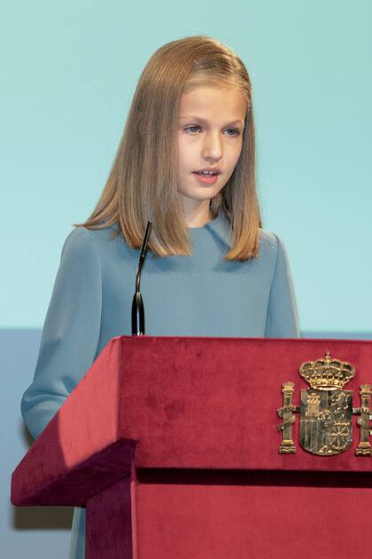 El 31 de octubre de 2018, día de su cumpleaños número 13, Leonor pasó una prueba de fuego: hizo su primera intervención pública leyendo el primer artículo de la Carta Magna española. 