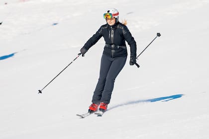 En los posados de invierno, Amalia demuestra que es una buena esquiadora. El respeto por la intimidad de la familia real es total, por lo que resulta prácticamente imposible verla en imágenes no pactadas. 