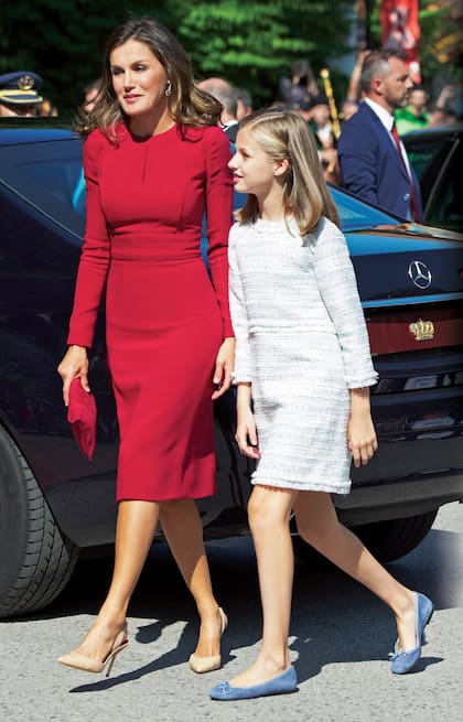 Una imagen de la princesa de Asturias junto a su madre. No es fácil retratarlas solas, ya que la familia tiene repartidas sus posiciones en actos oficiales: Leonor siempre camina al lado de su padre “para aprender” y, detrás, van la reina Letizia y la infanta Sofía.
