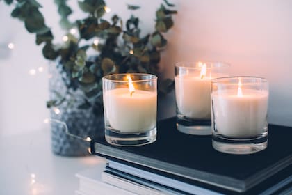 Prender velas blancas es una buena opción para atraer la energía del solsticio de invierno