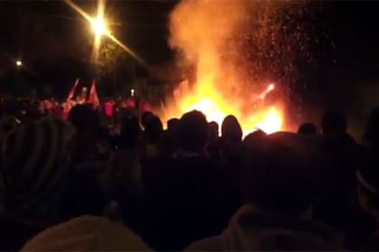 Prendieron fuego en la puerta de la sede de Instituto, en Córdoba