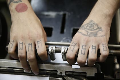 Detalle de las manos del tipógrafo sobre las máquinas