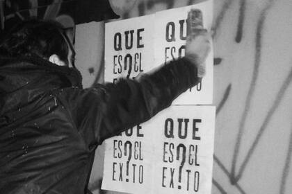 La cultura del "like", entre otros fenómenos, despertó la idea de este afiche