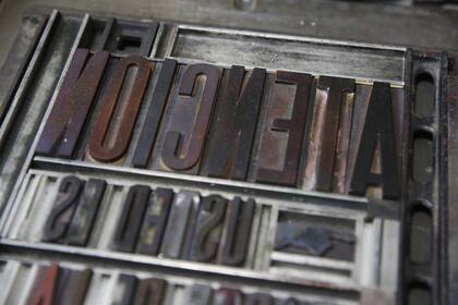 "Atención. Despierte, usted es parte de la realidad", una de las primeras piezas que imprimió Cimatti