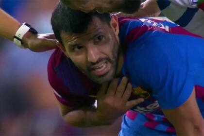 Preocupación: el momento en el que Agüero se toma el pecho en el partido entre Barcelona y Alavés.