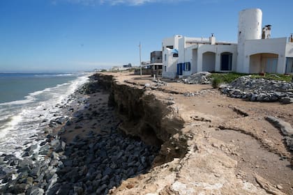 Preocupación en la Bahía de los Vientos, en Quequén, por los daños que puede generar el temporal, ya que la erosión de la playa es notable