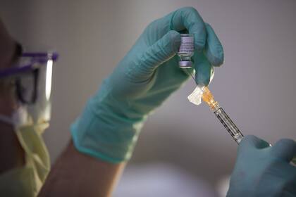 Preparación de la vacuna suministrada en un hospital de Worcester, en Estados Unidos