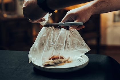 Preparación del yacaré en Bajo Llave 929, el restaurante de Concepción del Uruguay que recorre los sabores de la Mesopotamia