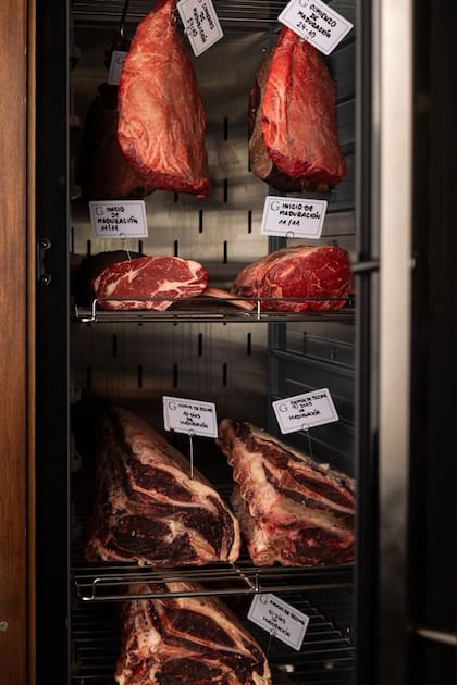 "Preparamos nuestros embutidos con distintos tipos de maduración, tenemos algunos que están tres o cuatro meses y otros que llevan de seis a ocho meses. Nuestra carne viene de vacas de la provincia de Buenos Aires y tenemos un asado que viene de Santa Fe"