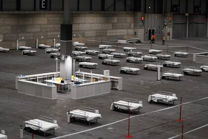 Preparan hospital de campaña en el predio de Ifema, en Madrid.