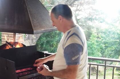 Preparando un asado en casa de sus suegros, en Europa.
