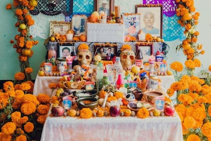 Preparar el altar de Día de Muertos es un ritual de cara al reencuentro entre los fallecidos y sus familiares (Archivo-Pexels)