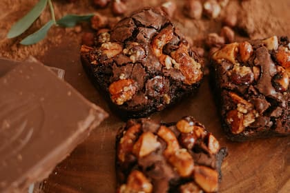 Preparar magnesio casero saludable en brownies ayuda a las contracturas musculares, a las migrañas, y a que el estómago funcione bien (imagen ilustrativa)