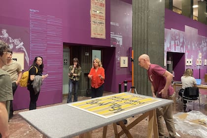 Preparativos de la inauguración de la muestra supervisados por la presidenta de la fundación, Graciela García Romero.