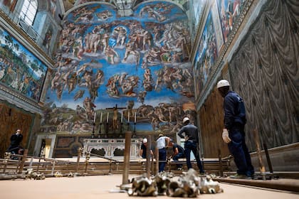 Preparativos en la Capilla Sixtina para el cónclave