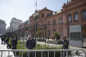 La Casa Rosada, con seguridad reforzada y los granaderos de fajina