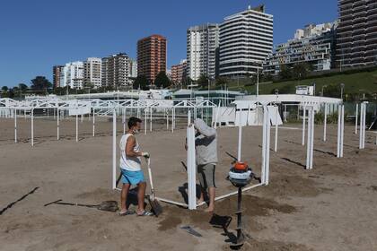 Los movimientos de arena para emparejar el frente de playa, la colocación de postes que serán estructura de futuras carpas en los balnearios y algunos guardavidas ya en servicio son los primeros indicios de que definitivamente podría haber temporada de verano