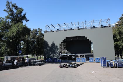 Preparativos y comienzo de los cortes en la ciudad por el circuito callejero de Franco Colapinto en Av. Sarmiento y Av. Libertador